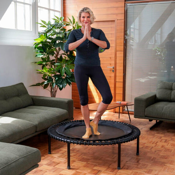 bellicon trampoliinilla yhden jalan seisontaharjoitteita tasapainon ja keskivartalolihasten hallinnan kasvattamiseksi - TerveysVoima verkkokauppa