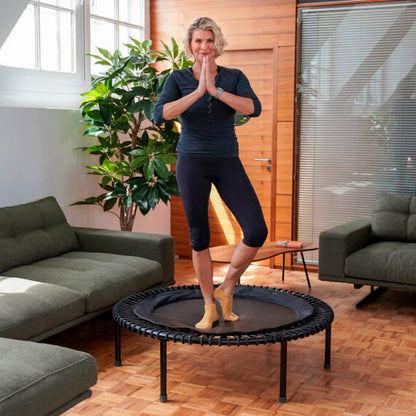 bellicon trampoliinilla yhden jalan seisontaharjoitteita tasapainon ja keskivartalolihasten hallinnan kasvattamiseksi - TerveysVoima verkkokauppa